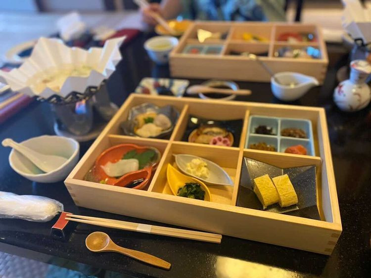 和朝食をお部屋でいただきました。たくさんの小鉢に料理が並んでおり、炊き立てご飯もおいしかったです♪