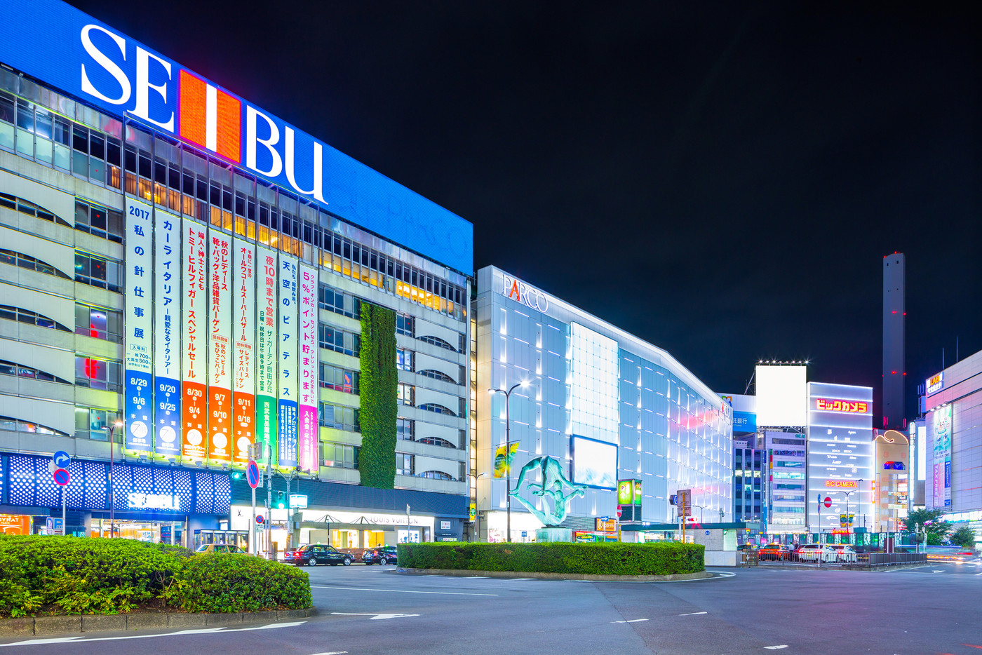 池袋駅　東口　駅前の風景