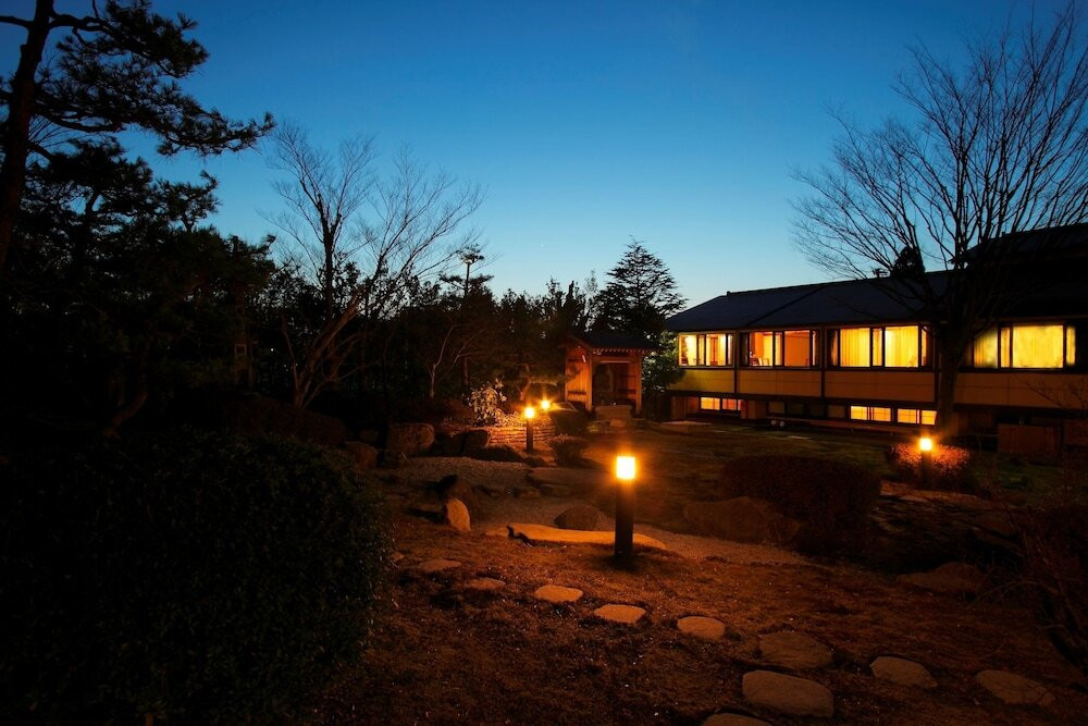 施設の正面 (日没後)