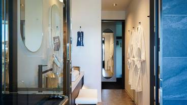 オーシャンバンクビュー 半露天スイートの洗面スペース / 5