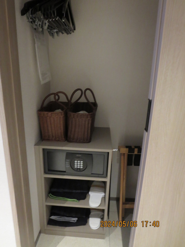 大浴場に行くときの大小タオルと籠バッグ　スリッパ付き