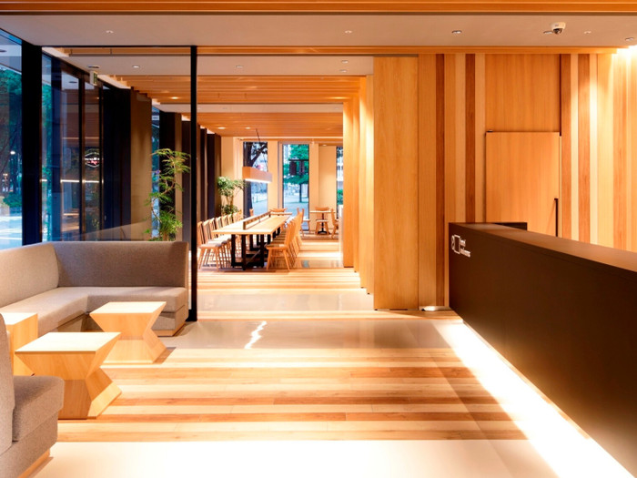 モダンでおしゃれなロビー。1階にあるカフェでは、お風呂上がりにぴったりな冷たいビールも用意♡