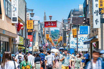 [Kanagawa] Kamakura Komachi Street with refreshing blue sky