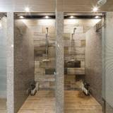 大浴場のシャワーブース / 2