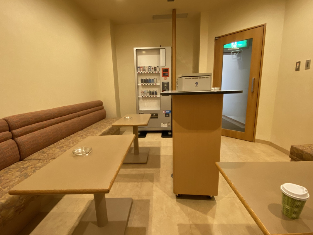 本館の喫煙室(南館より少し狭い)