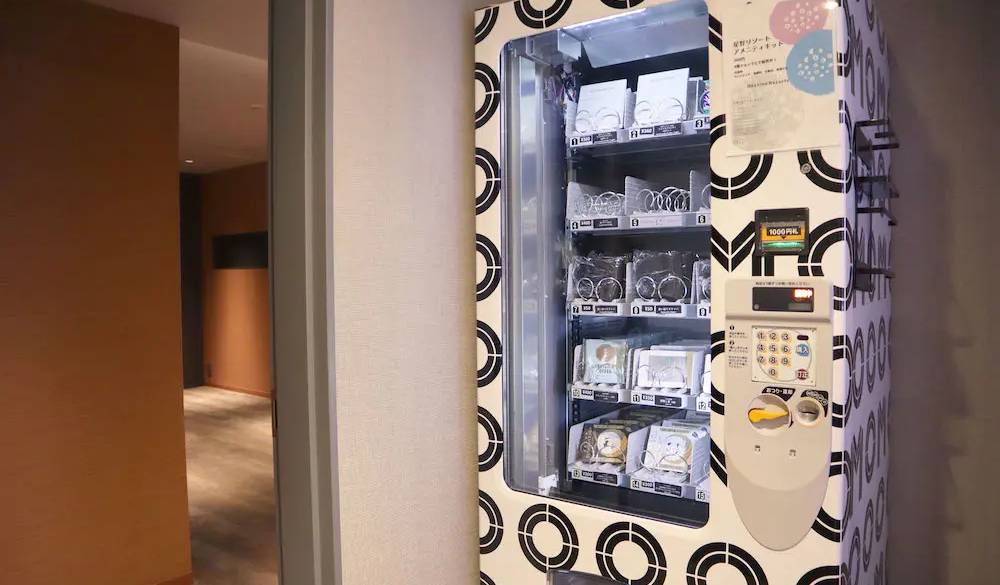 お部屋の時間をもっと充実させたい時は、客室フロアにあるアメニティ類の自動販売機が便利。バスソルトやお茶、アメニティキットも買えますよ。