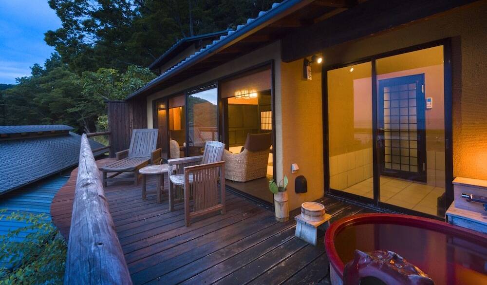 潮（うしお）～重ね軒吹抜の家 / 2