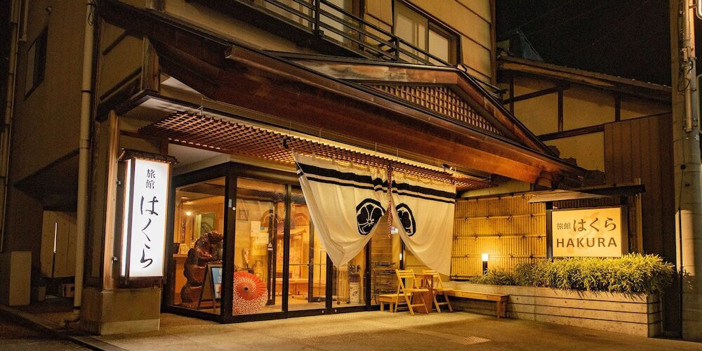 施設の正面 (日没後)