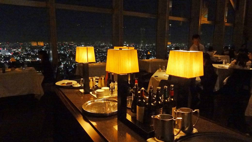 最上階のバーで
夜景に酔いしれる / 3