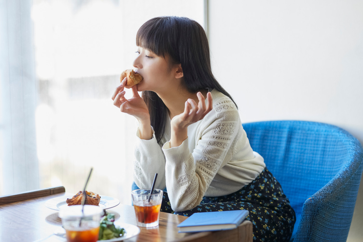 カフェでくつろぐ女性