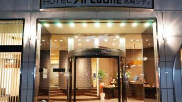 施設の正面 (日没後) / 6