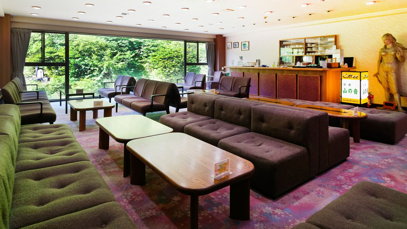 硫黄の香りが漂う白濁の湯に2人で癒される宿4007895