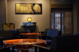 館内には輪島塗のテーブルが