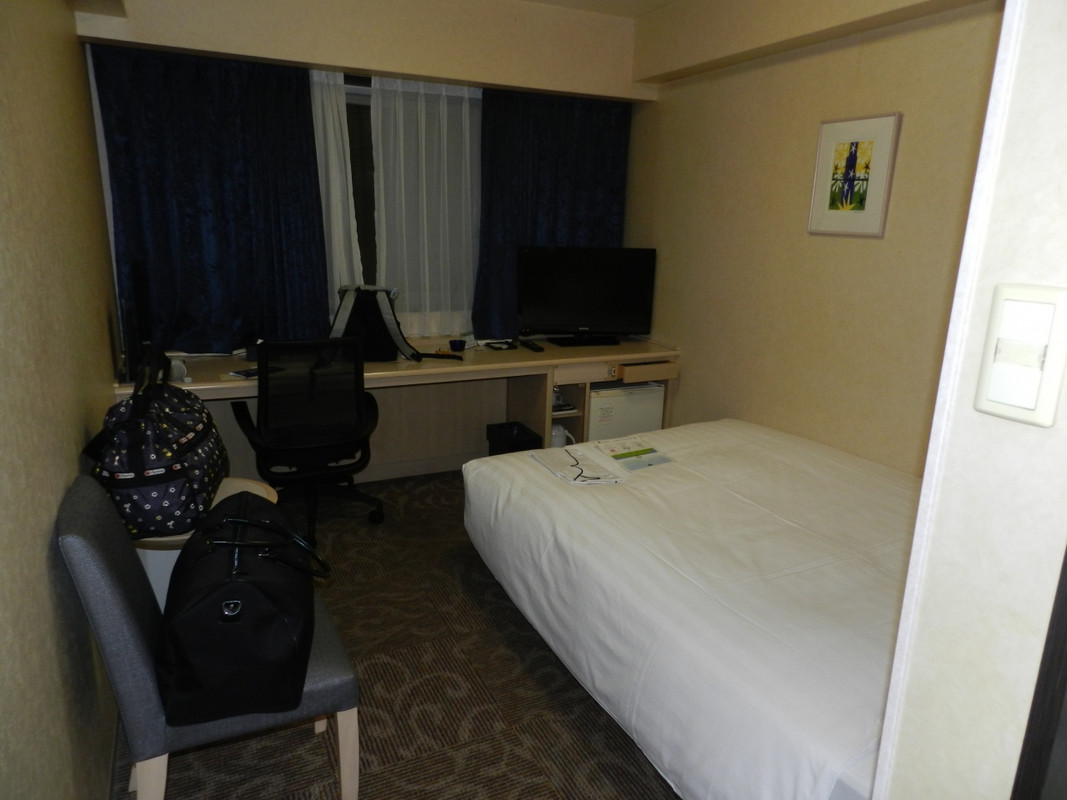 部屋は狭くも広くもなく...