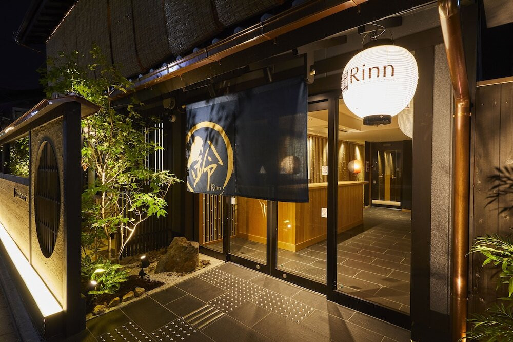 施設の正面 (日没後)