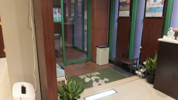 施設の入り口 / 12