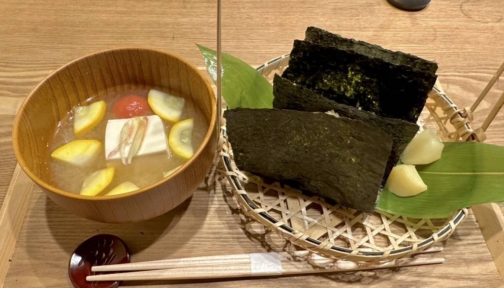 おむすびとお味噌汁の
日本らしい朝ごはん / 1
