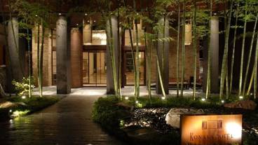 施設の正面 (日没後) / 1