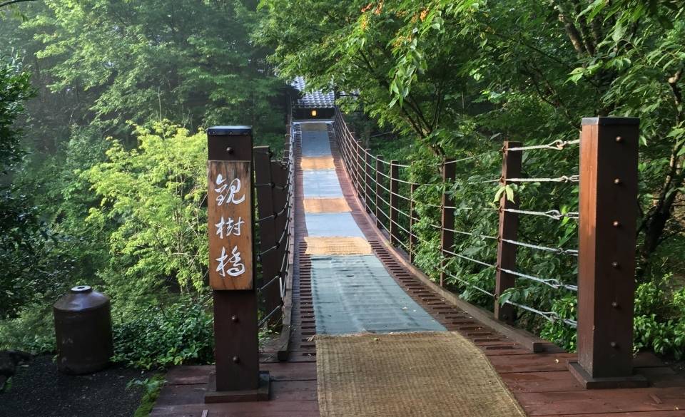 客室エリアへ続く吊り橋 / 3