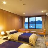 絶景を望む客室で
移ろう海の表情を眺めて / 1