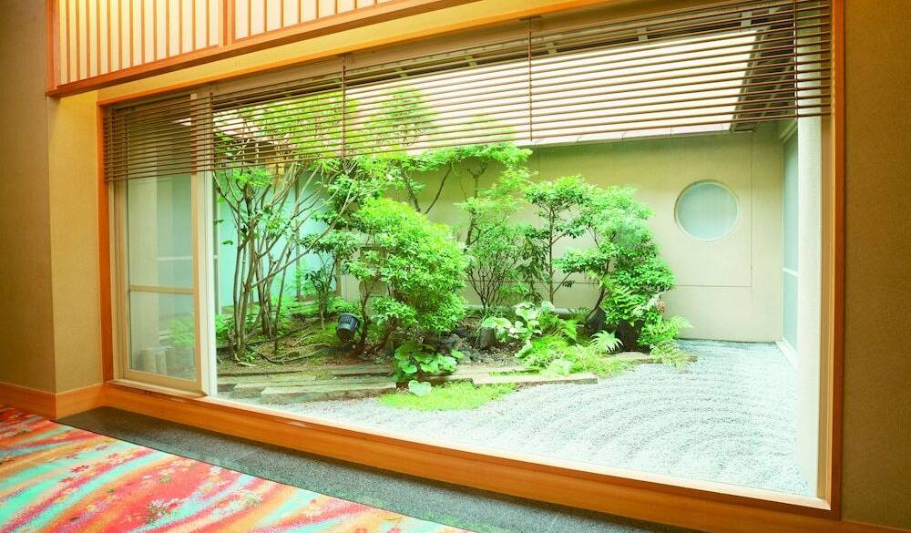 庭園散歩や
卓球で思い出作り / 4