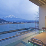 雄大な富士山を見ながら温泉に♡山梨「風のテラスKUKUNA」