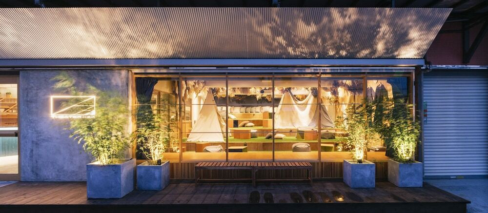 施設の正面 (日没後)