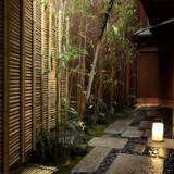 美しい竹のアプローチに心安らぐ / 2