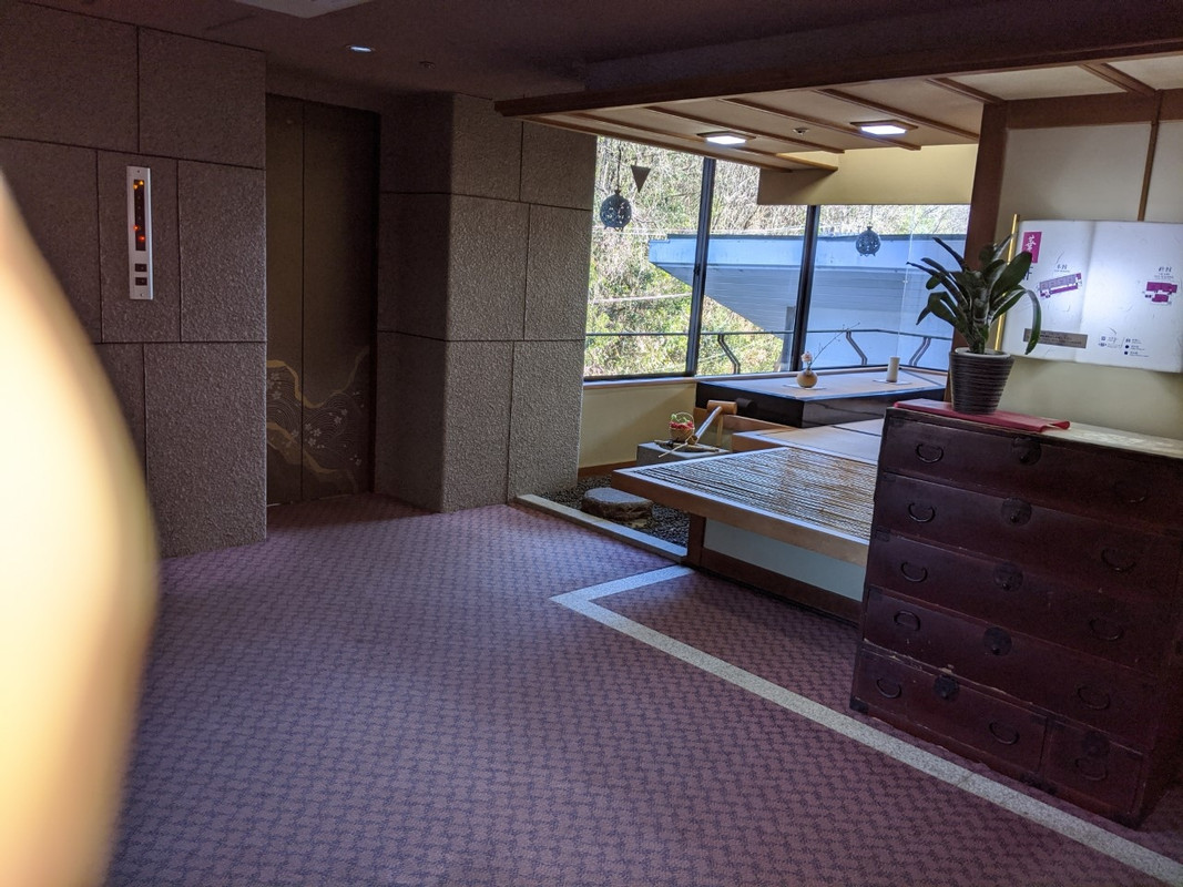 エレベータ横に茶室がありました