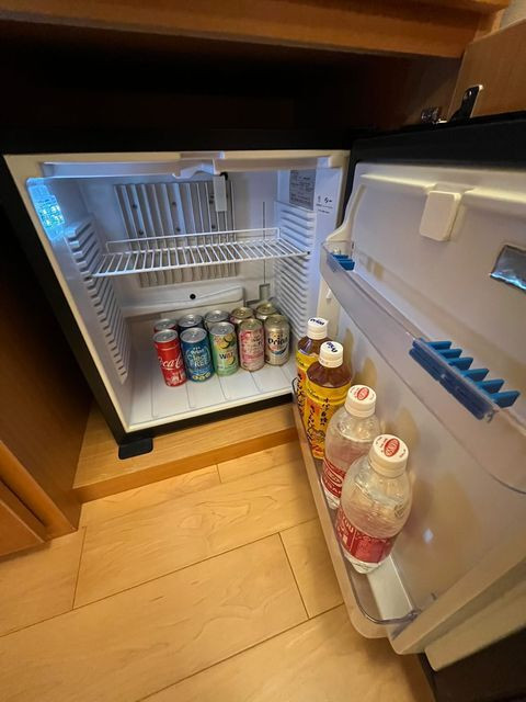 客室に備え付けのミニバーもフリーサービス。ボトルウォーターをはじめアルコールもあり / 4