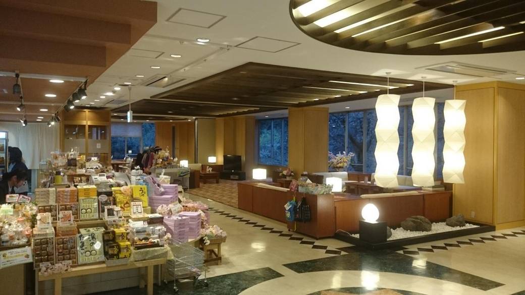 箱根土産も購入できる売店 / 2