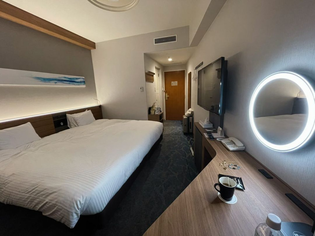 嬉しかったのが、お部屋のLED照明付きの女優ミラー!ホテルではメイクに丁度いい照明がなかなか無かったりするので、これはとても有難かったです。