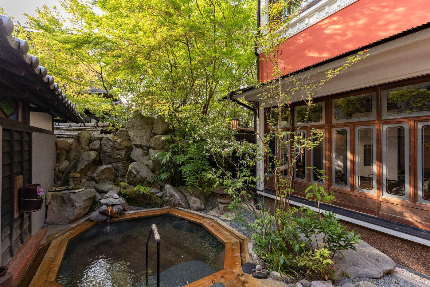 おしゃれでレトロな露天風呂♪源泉のお湯を2人だけで堪能しよう！4111655