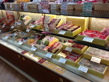 店舗は郊外型・テナント店などさまざま1302052
