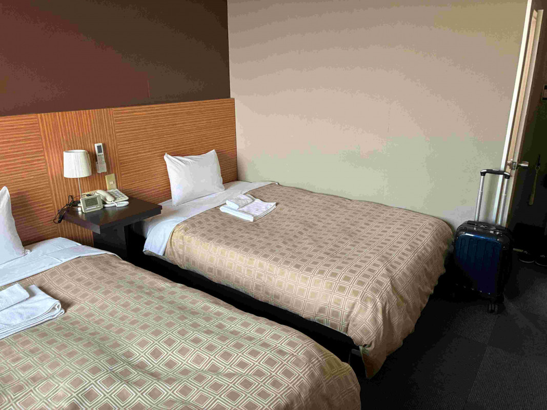 部屋はまあまあの広さ。