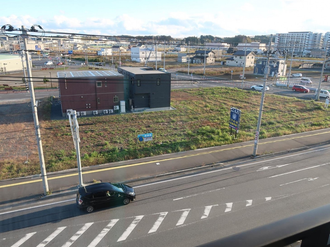 窓からは、震災後の更地や…、