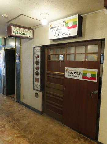 「ノング インレイ」外観 1116435 駅正面から入るとこの風景