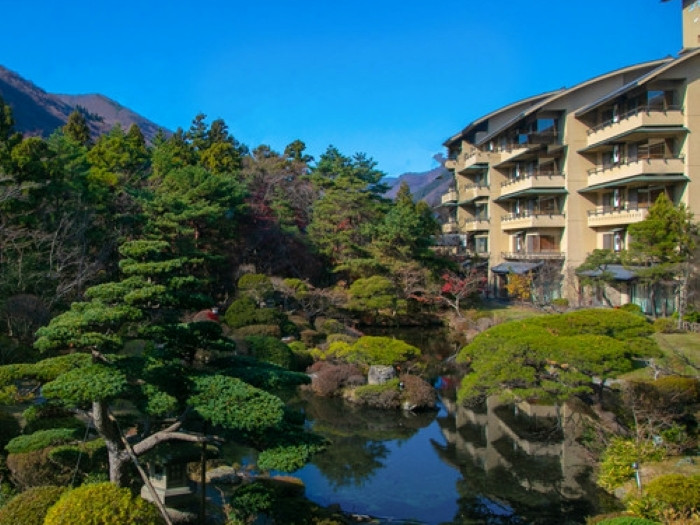 風情ある約3000坪の日本庭園がお出迎え。美しく手入れされた木々や植物に囲まれながら散策を