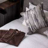 シックな部屋着に
身を包んで就寝 / 1