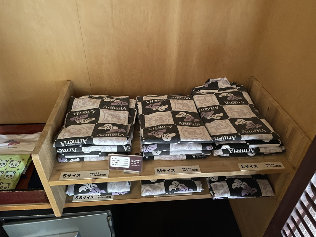 客室にサイズ違いの浴衣