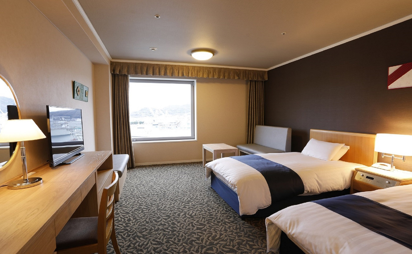 館内のバーで夜更けまで友と語り合う3400171