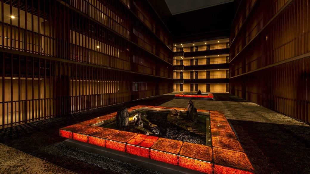 ライトアップされた夜の中庭 / 4