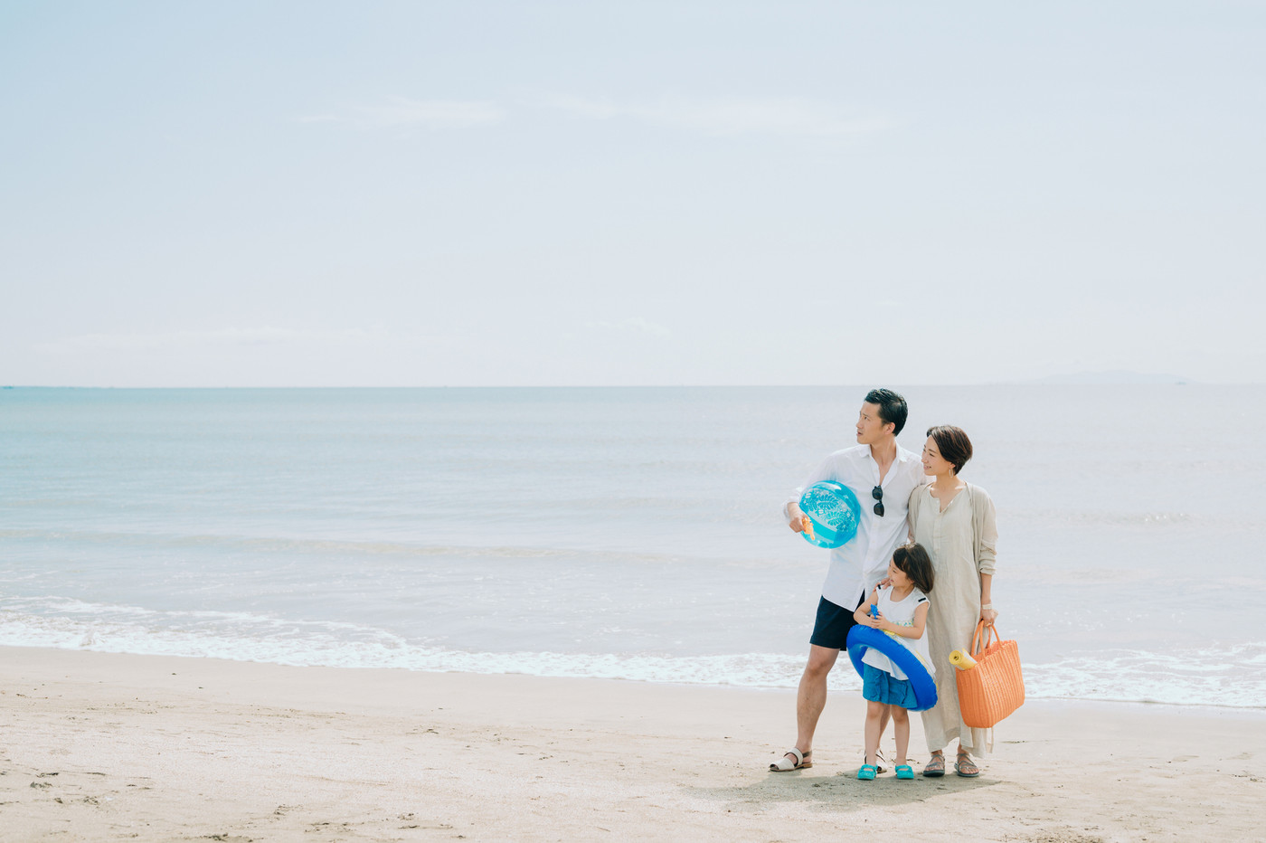 海水浴を楽しむ家族