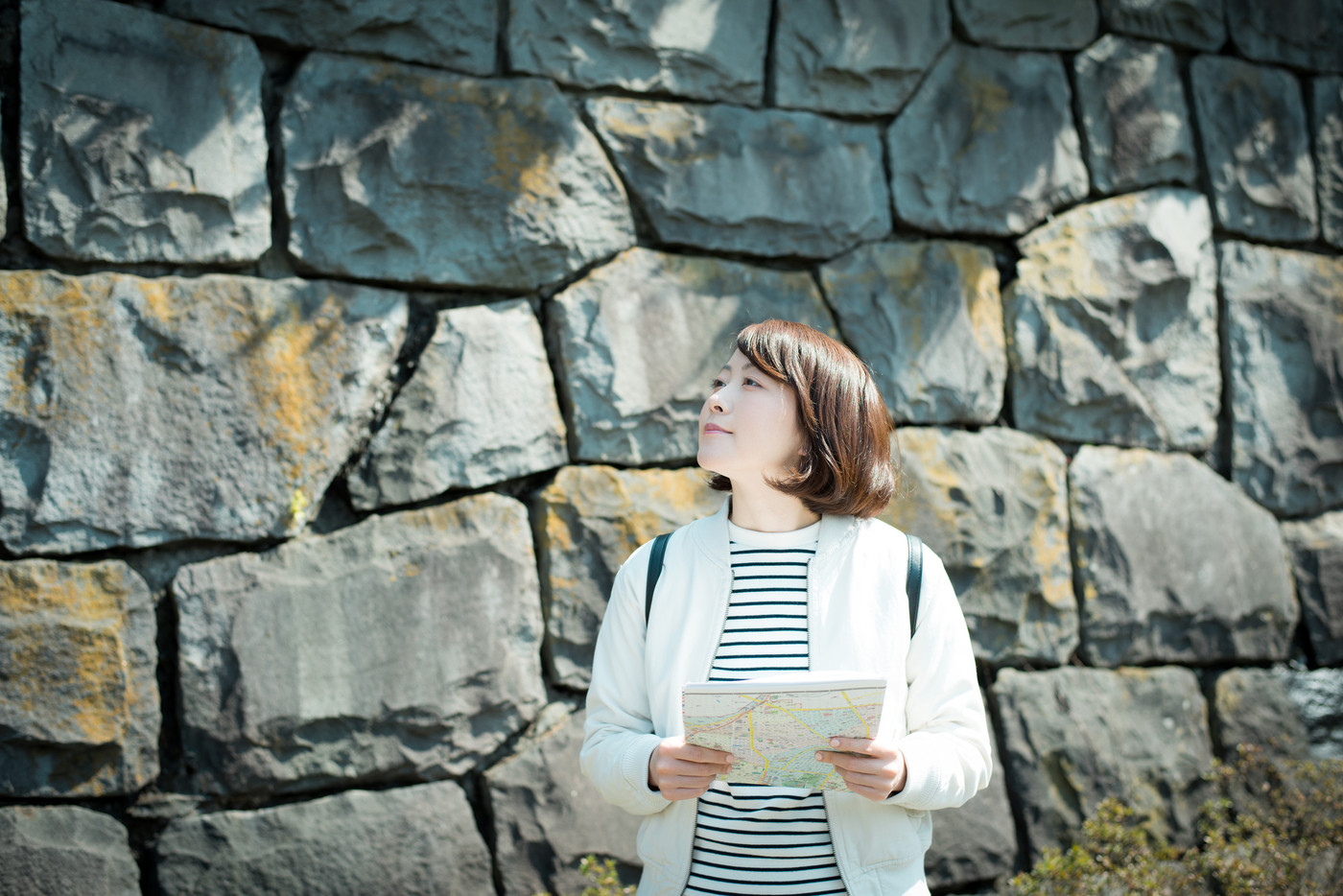 観光　旅　女性