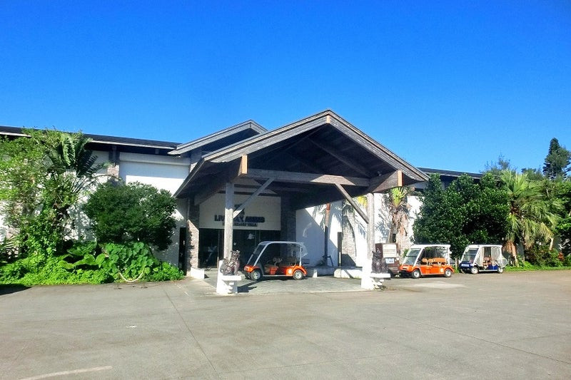 レセプションのある建物。ヴィラへや従業員さん運転のカート移動