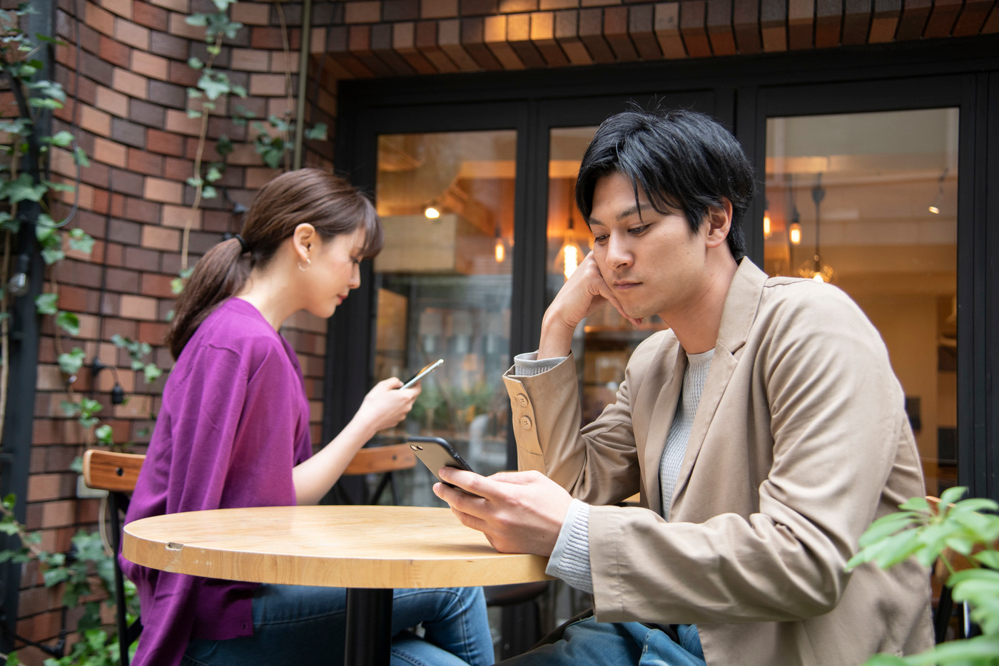 スマートフォンを眺める男女