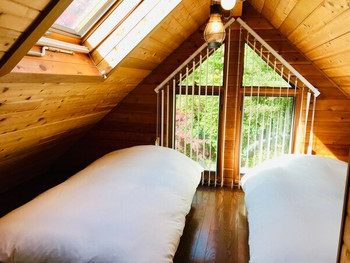 木漏れ日が差し込むベッドルーム3486637