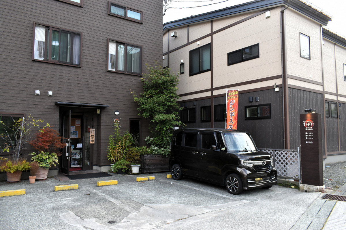 左側の建物です