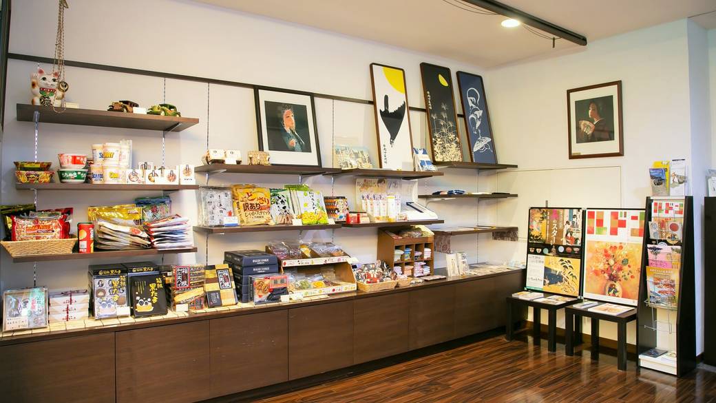 絵画鑑賞やお土産選びを
楽しむひととき / 1