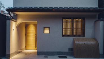 施設の正面 (日没後) / 3